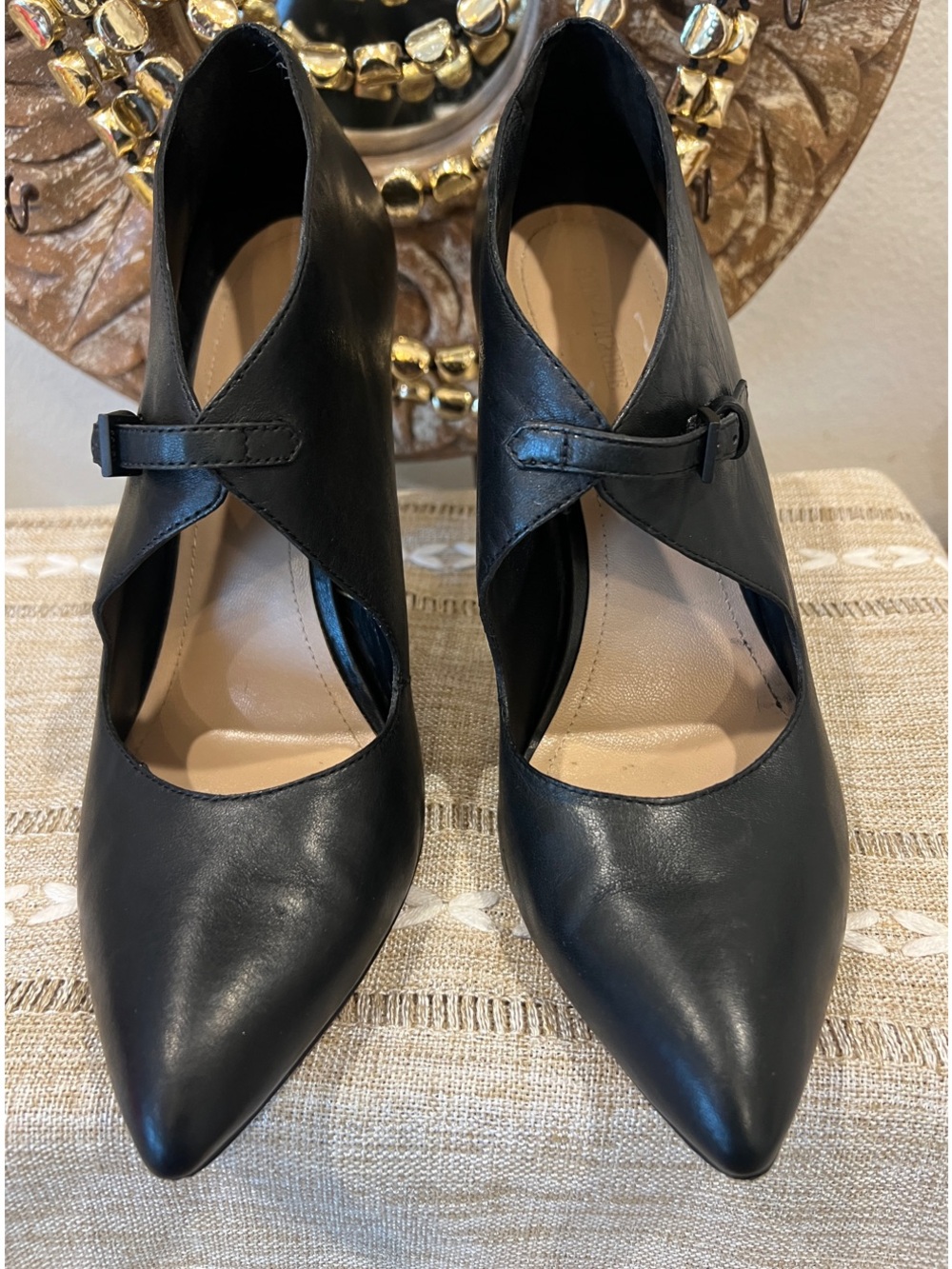 Pour la Victoire leather pointed toe leather pumps. Size 10.
